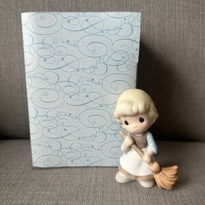 2009 Precious Moments Disney 920002 I'm Swept Away By You Cinderella Figurine